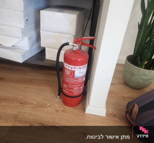 מטף כיבוי אש אדום עם צינור שחור